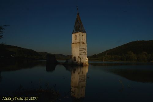 Az elárasztott Magyar lakta falu.
A templom egy magaslaton áll. Senki nem merte elbontani az elárasztás előtt.
