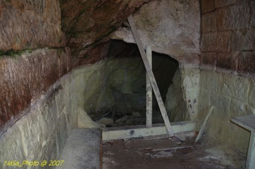 Büzös barlang
Kénes gázok áramolnak ki, ami gyógyhatású a volt vulkán miatt. Jól látható a gázszint, addig sárga a fal a kéntől.
